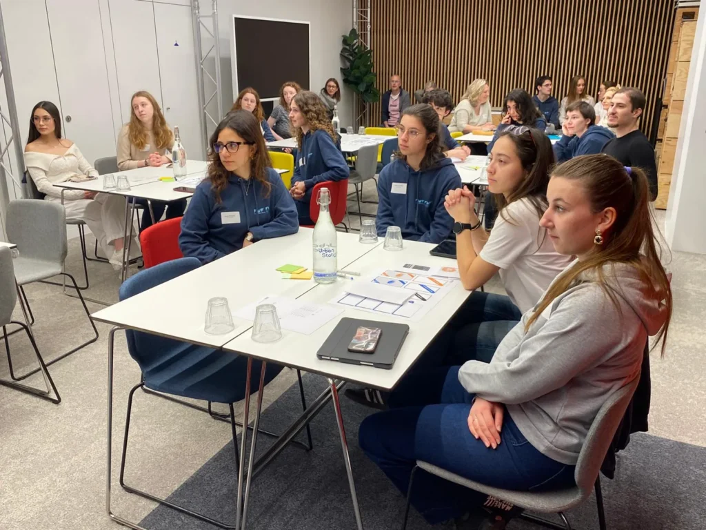 Groupe d'étudiante autour d'un atelier lors du week-end Ambassadrices de l'IMT.