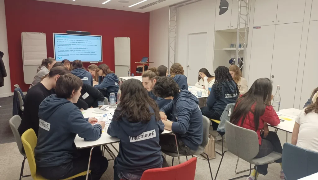 Groupe d'étudiantes autour d'un atelier lors du week-end Ambassadrices de l'IMT.