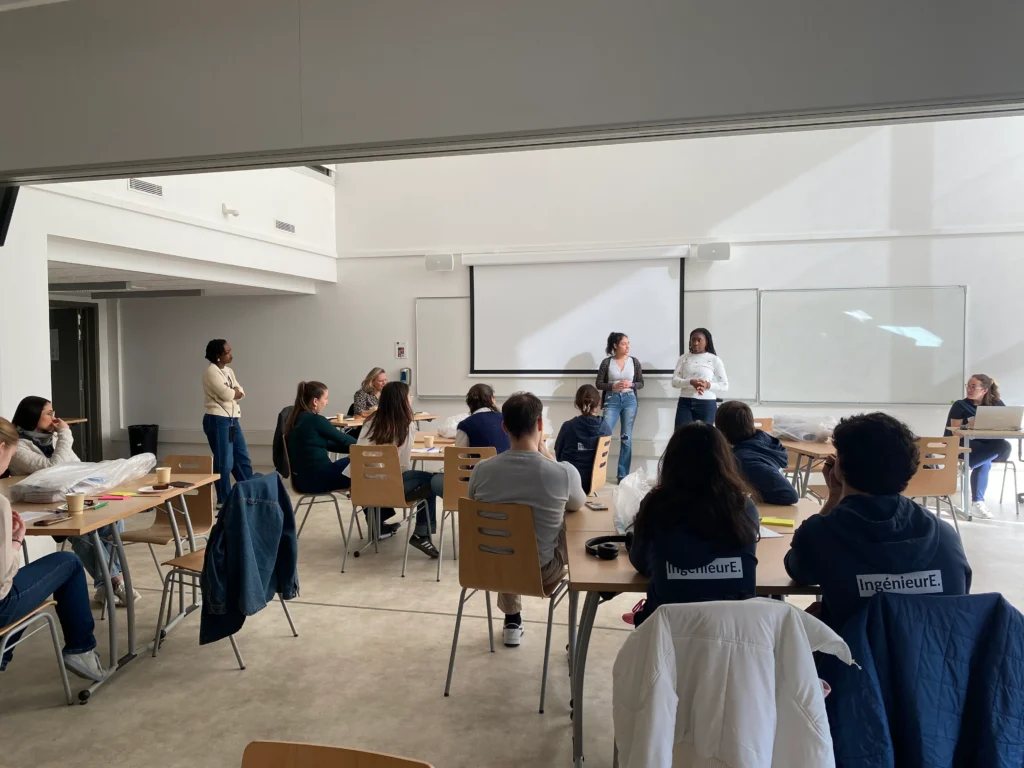 Groupe d'étudiants autour d'un atelier lors du week-end Ambassadrices de l'IMT.
