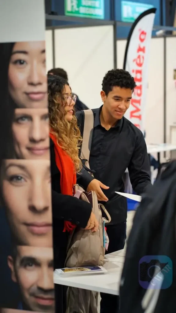 Photo de deux étudiants tendant leur CV à un recruteur lors du  FORUM ENTREPRISES - IMT Mines Alès, IMT Mines Albi & ENSCM 