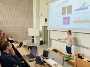 Doctorant en plein pitch lors de la journée Futur, ruptures & impacts