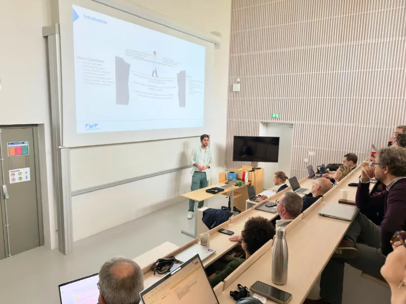 Doctorant en plein pitch
