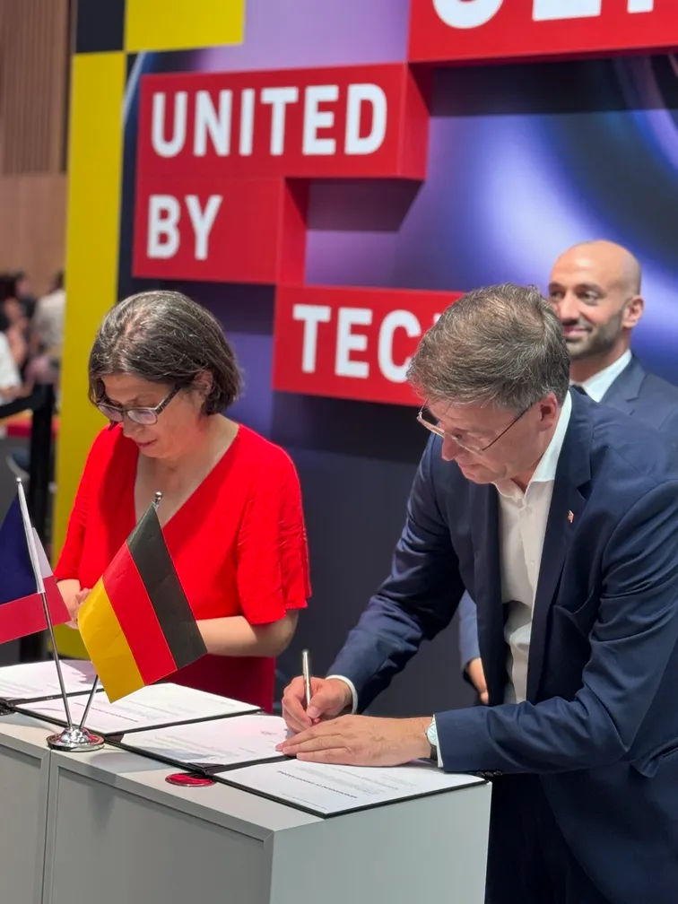 Signature du protocole d'accord entre IMT et Fraunhofer-Gesellschaft.