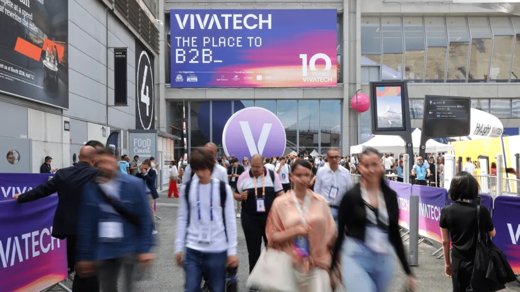 Foule marchant devant l'entrée du salon VivaTech 2026